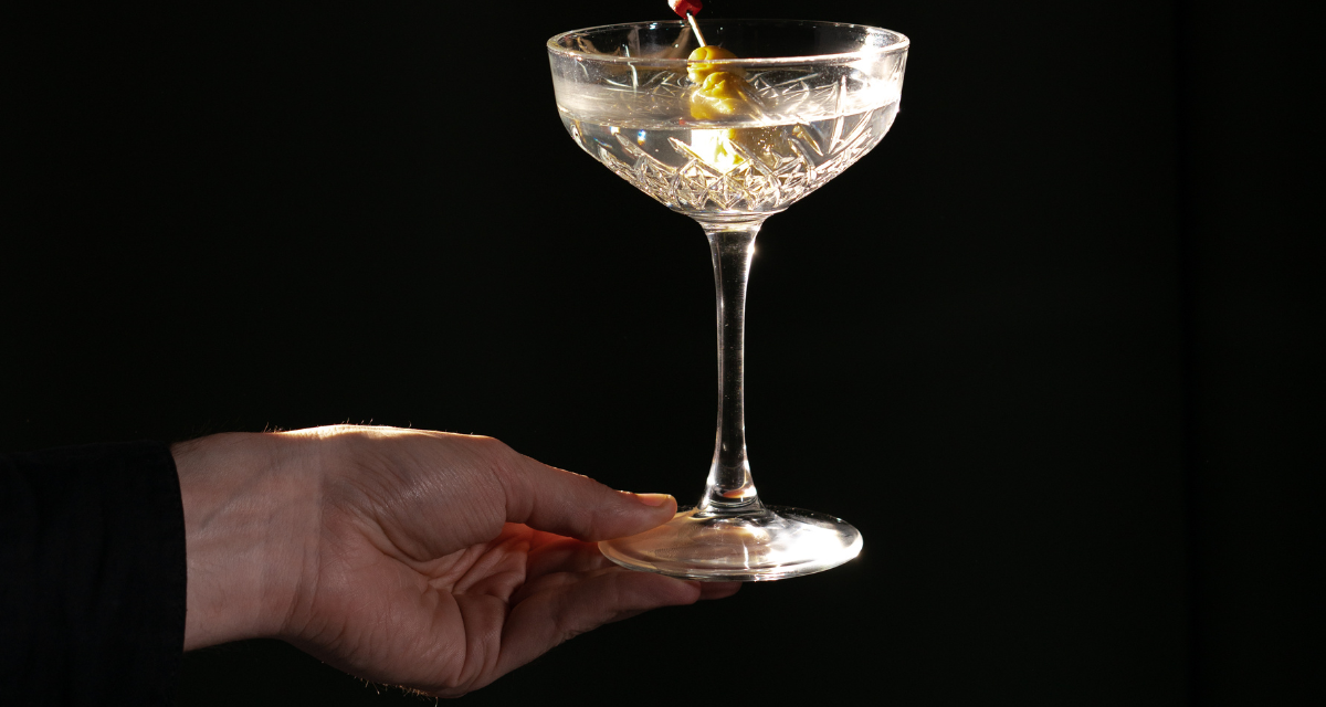 Black Saffron Martini, il cocktail amato da Stanley Tucci